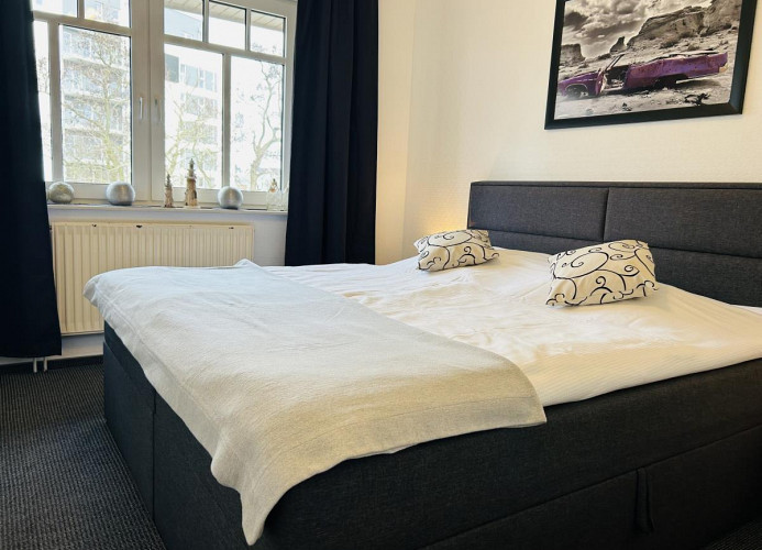 Schlafzimmer 1